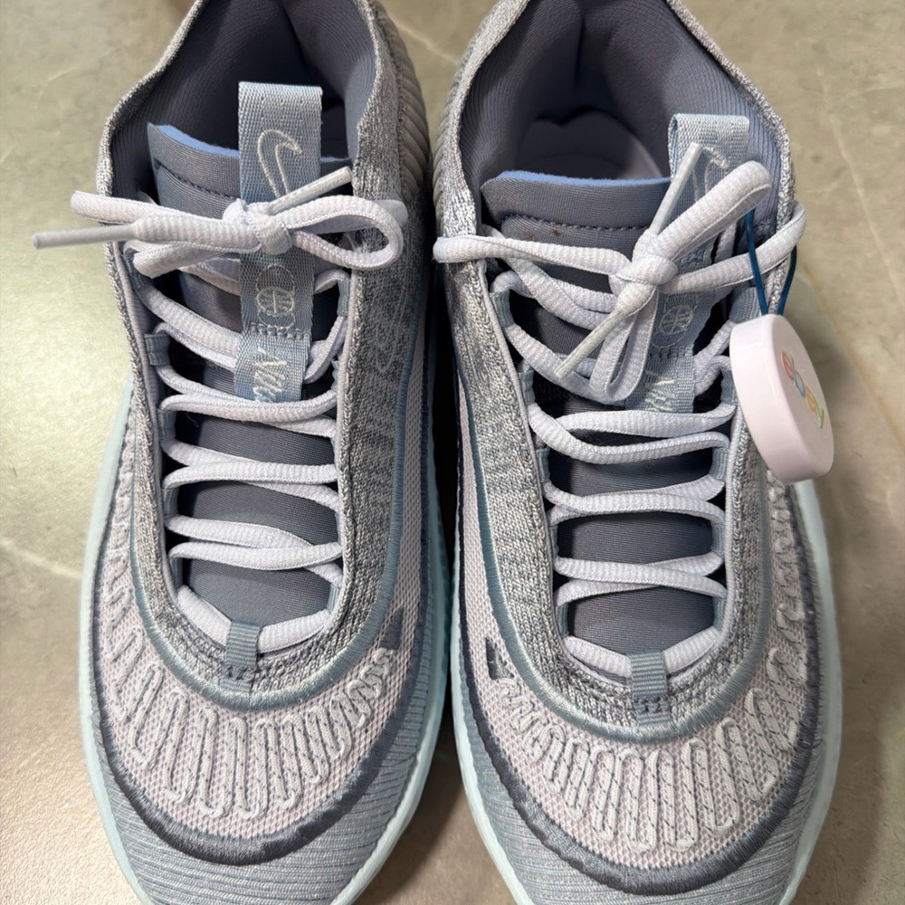 Nike Cosmic Unity 3 Women US Size 8.5, Mesh knit Basketball sneaker, New in Box